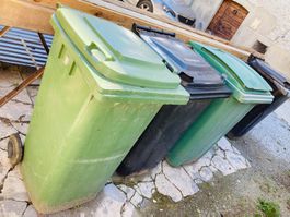 4 grands conteneurs à déchets à roulettes 250 litres et 140