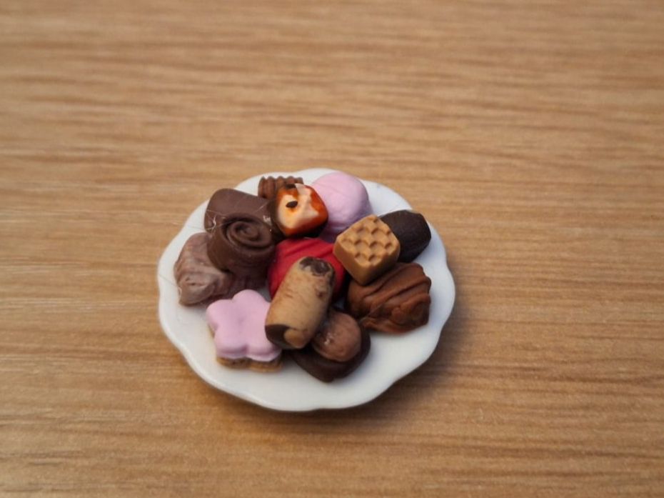 Case e mobili per bambole: Handmade Pralinen Teller – Nuovo (secondo la descrizione) da Zürich venduto da HandmadeTinyFood 3