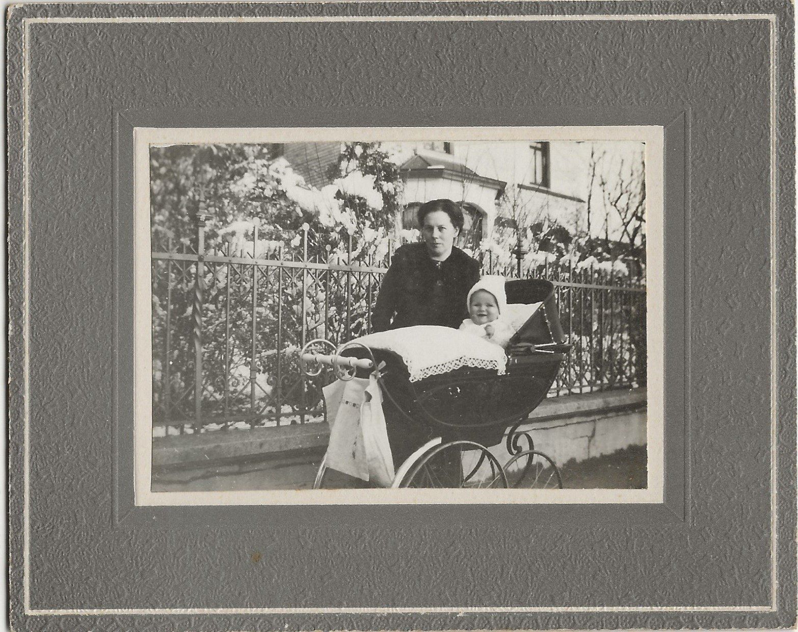 Cartoline postali: Mutter & Kind,Kinderwagen,1915, Privatfoto – Usato da Frauenfeld venduto da Merk52