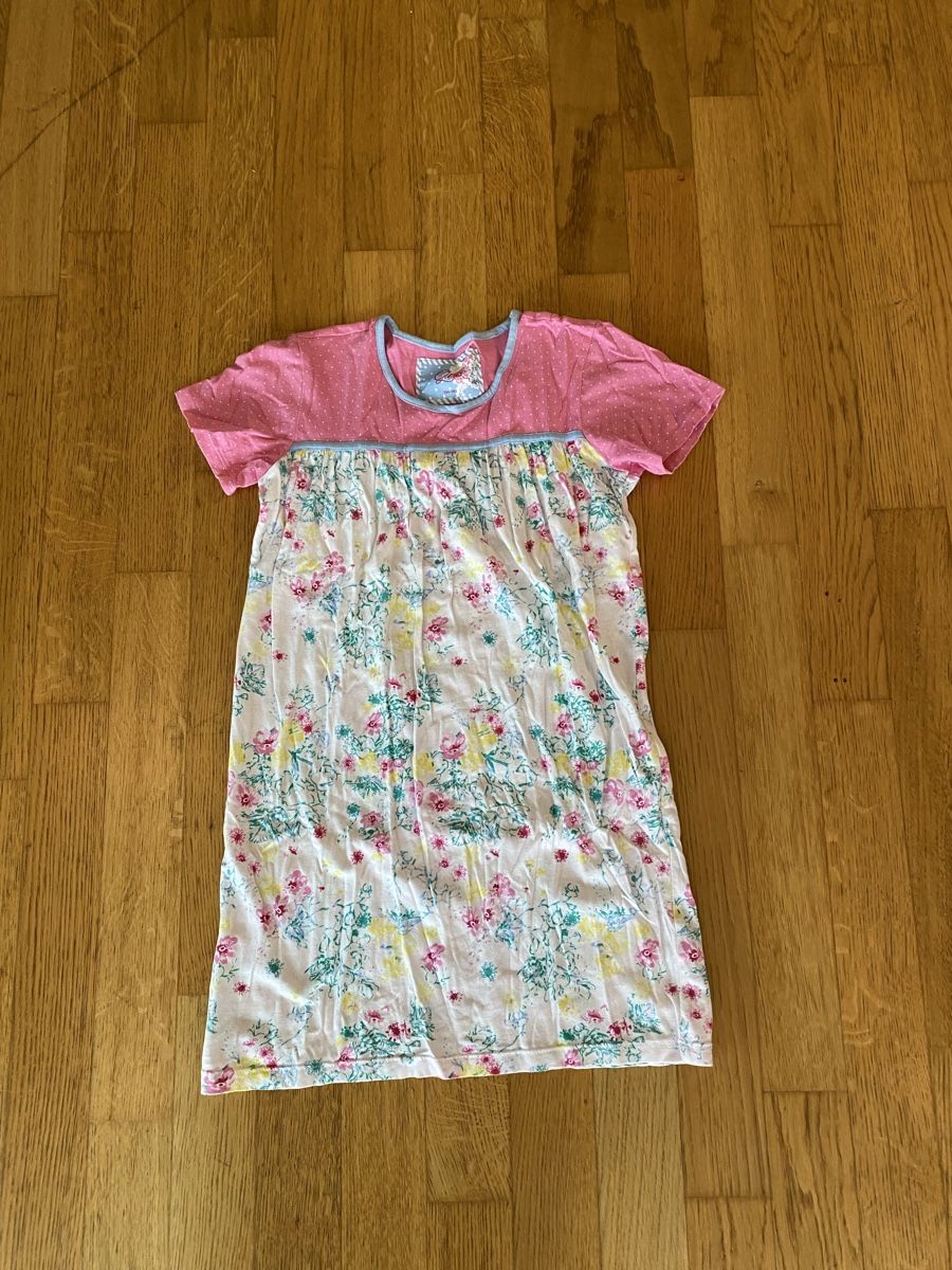 Pyjamas & Ähnliches: Sommerliches Pyjama mit Blumenmuster, Grösse 134/140 – Gebraucht aus Hindelbank von 1374