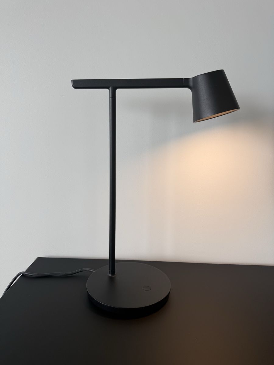 Muuto Lampade: Lampe Tip table Muuto – Usato da Pully venduto da Adcin