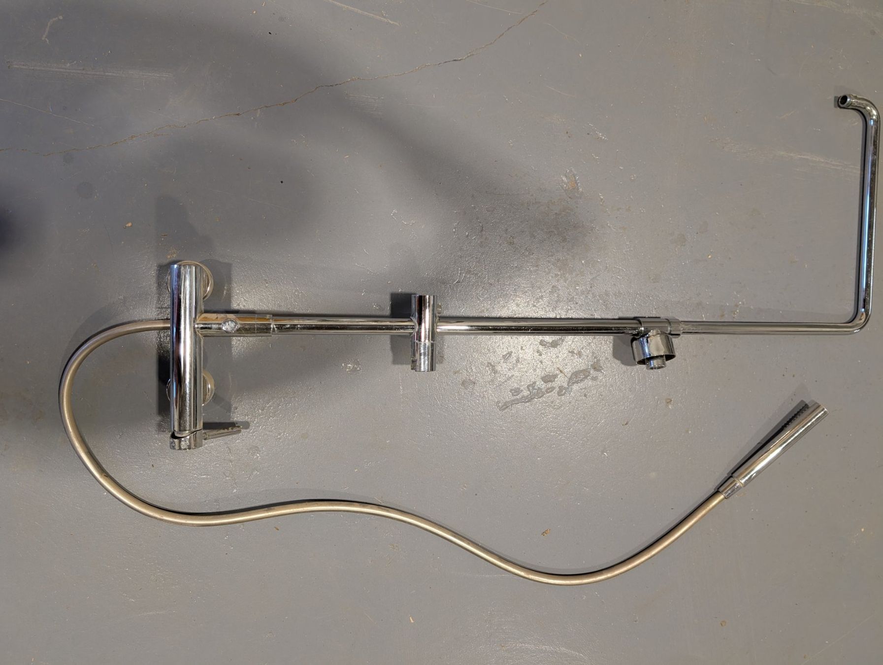 Pommeaux de douche: Duschstange mit Mischer – D'occasion à Roggliswil par C.Luti-93