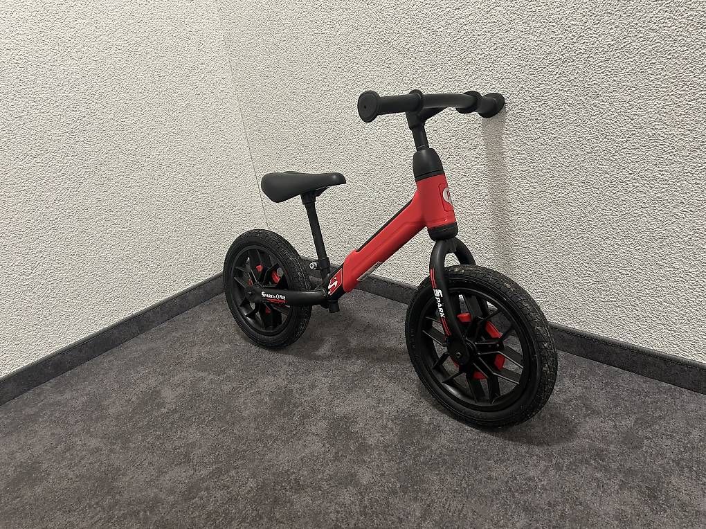 Fahrzeuge für Kinder: Kinder-Laufrad mit LED-Rädern – Gebraucht aus Wollerau von An_fo