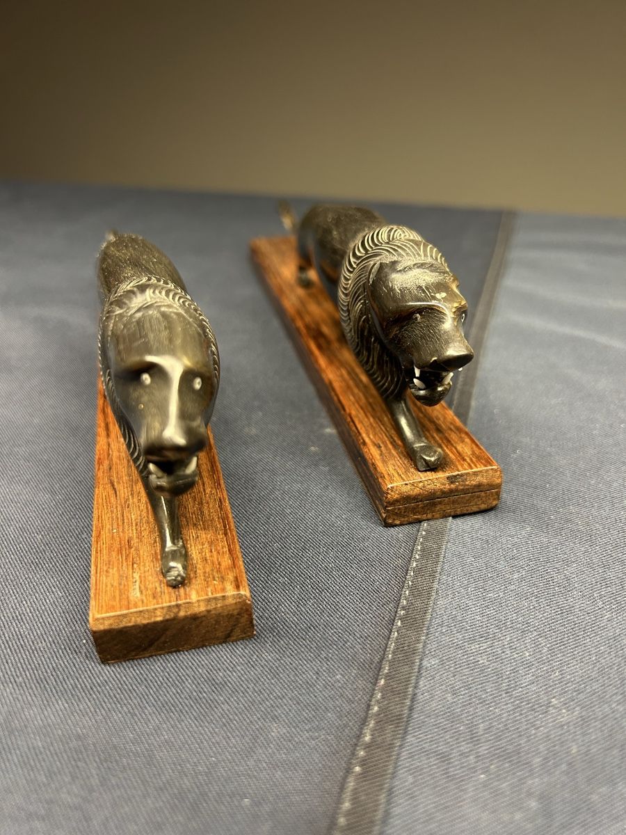 Statuette: Antike Löwen aus Büffelhorn – Usato da Kreuzlingen venduto da Pix66 1