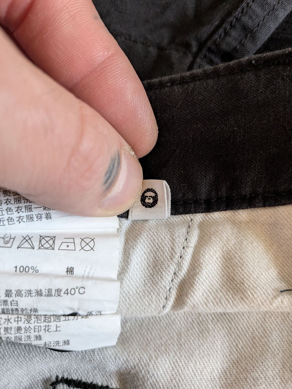 Pantaloni: Short Aape (Bape) – Usato da Genève venduto da Venellah 3