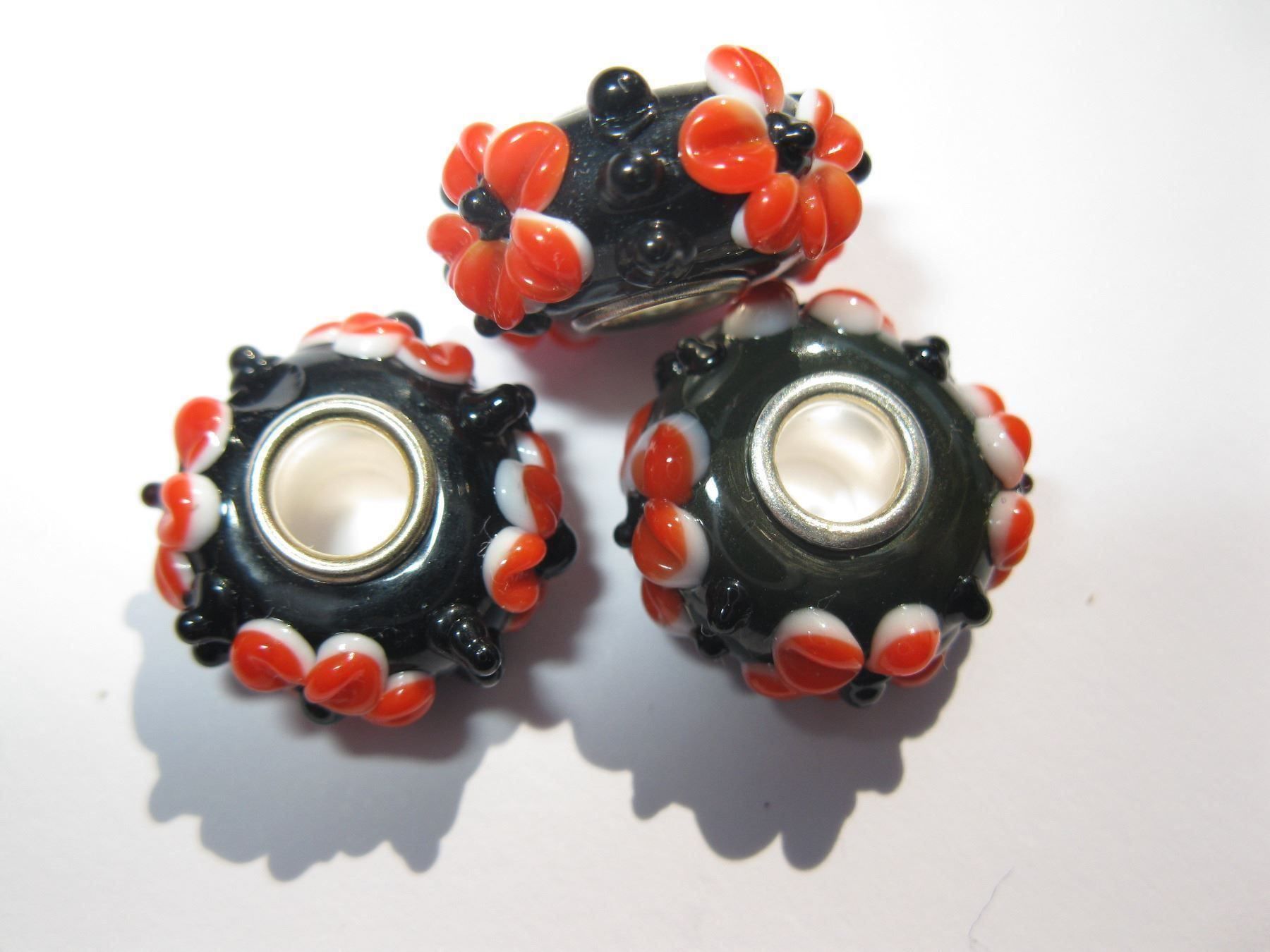 Perlen (unechte): 2 Grosslochperlen, Glas Beads schwarz/orange mit Blume – Neu und originalverpackt aus St. Margarethen TG von LuanaKa