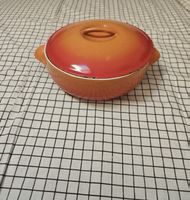 Cocotte Le Creuset en fonte émaillée orange usagée