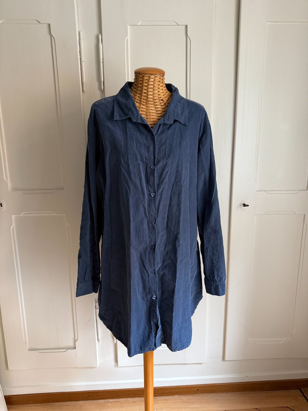 Kleider: PRETTY UNIT - Cord Blusenkleid blau M – Gebraucht aus Zürich von Diazaio