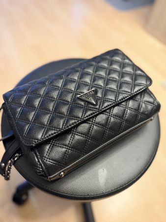 GUESS Handtasche – Schwarz, gesteppt – Neuwertiger Zustand