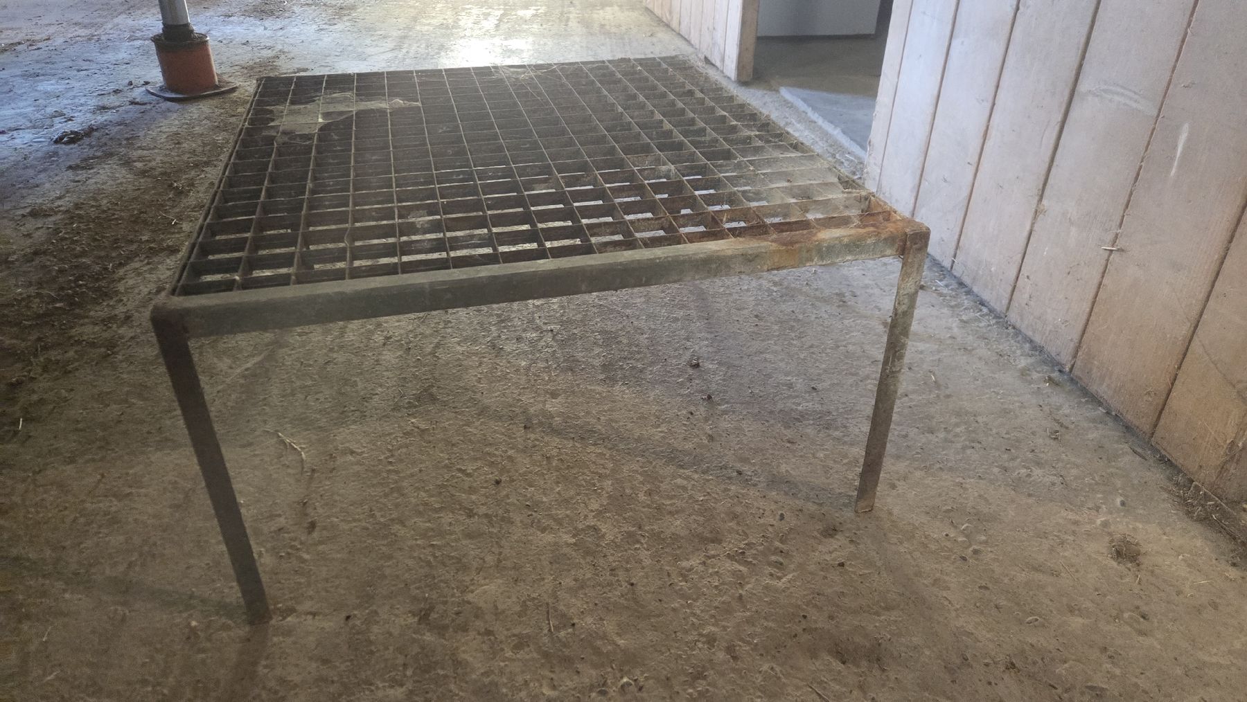 Altro in Decorazioni & Accessori: verzinkter Metallrost mit Füssen  – Usato da Magden venduto da dingoo 1