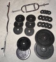 Lot de disques de musculation et barres de musculation