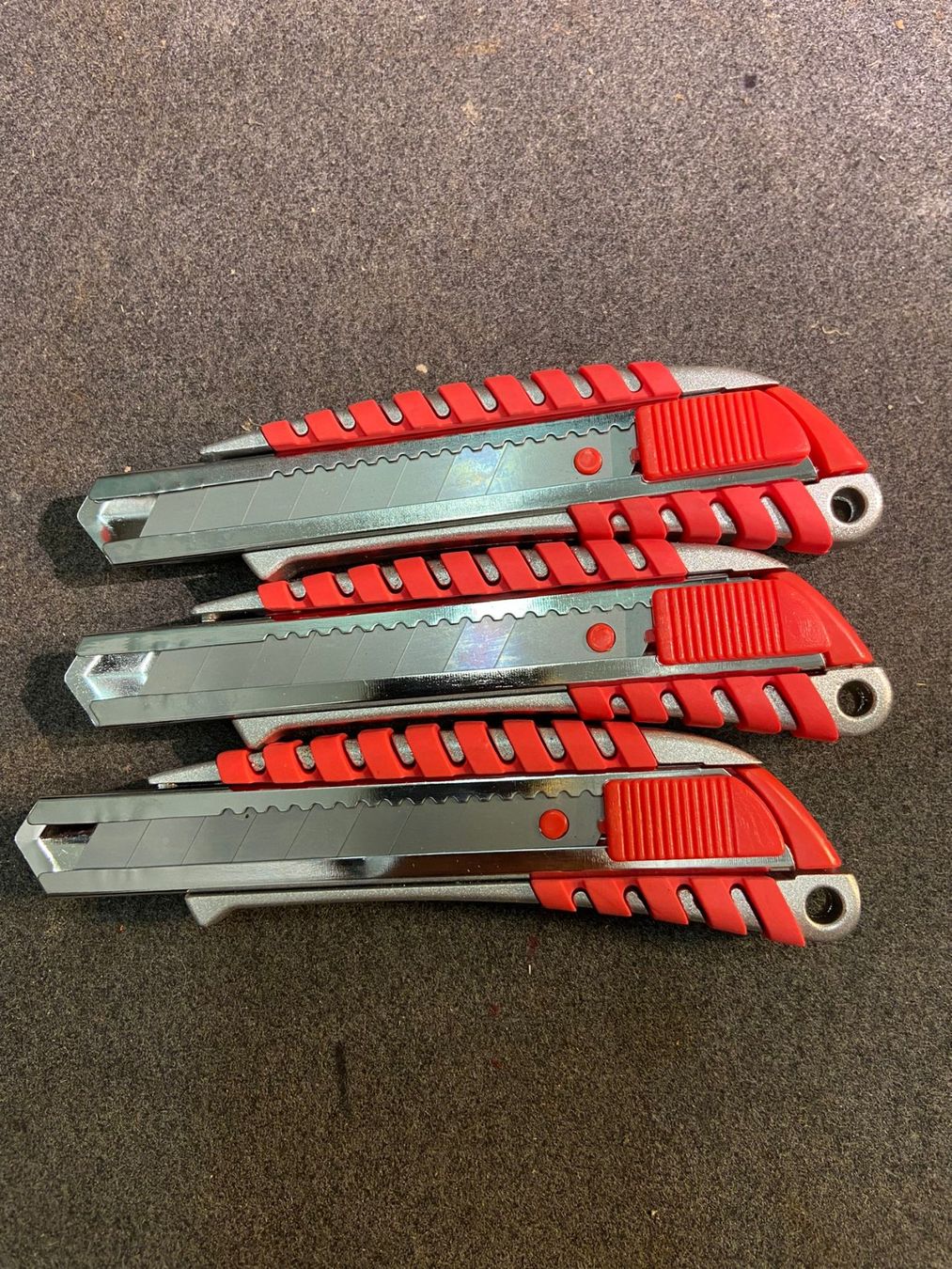 Coltelli: Cutter Messer 3 Stk. Aluminium 18mm. Rot – Nuovo (secondo la descrizione) da Heerbrugg venduto da ProBau-Liq