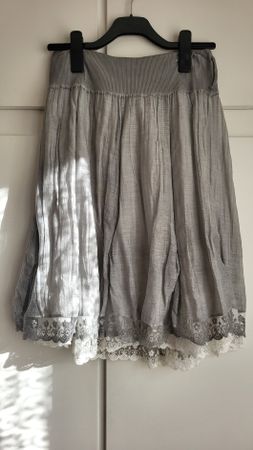 Jupe légère grise avec dentelle made in italy