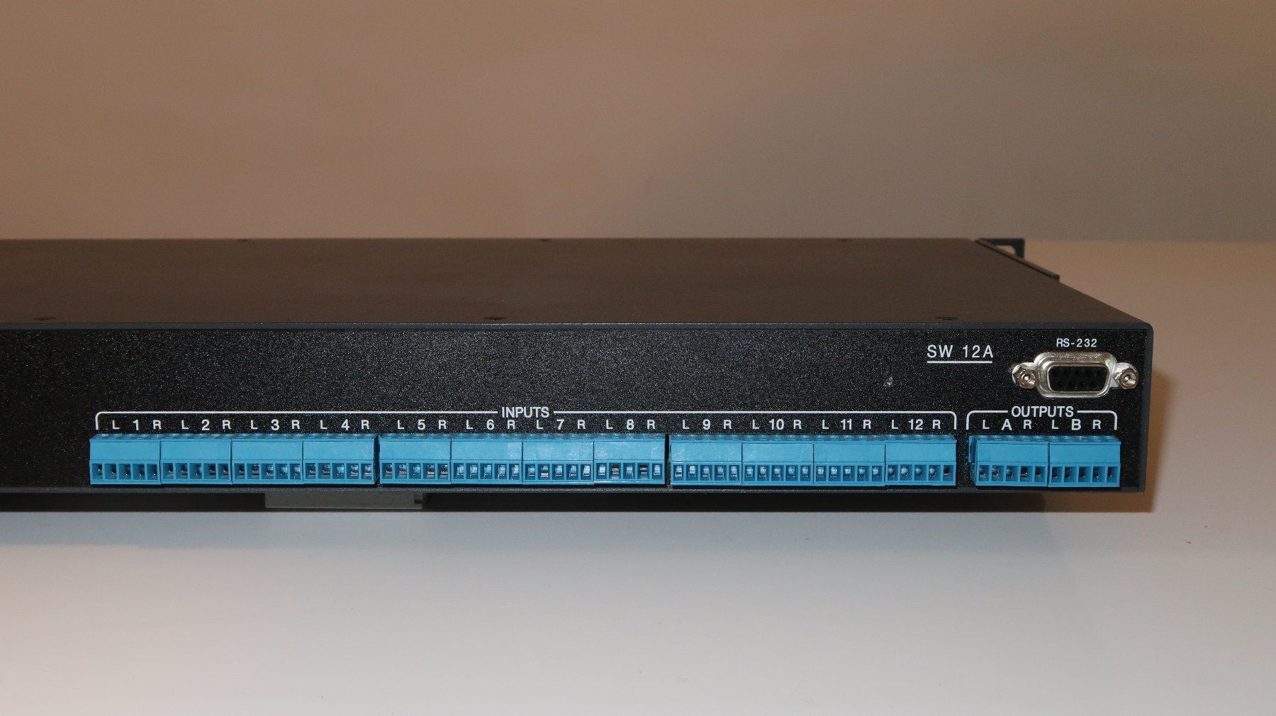 Interruttori: Extron Stereo Audio Umschalter mit 12 Inputs – Usato da Uster venduto da Mruedis 4