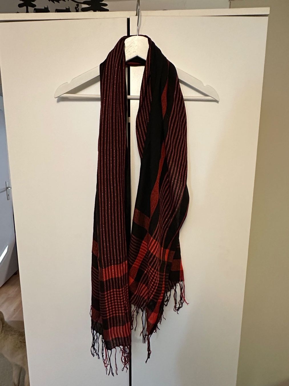 Foulard & Sciarpe: Rot-schwarzer Schal – Usato da Schaan venduto da Hermine2018