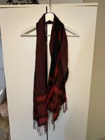 Rot-schwarzer Schal