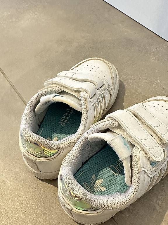 Adidas Scarpe per ragazzi: Adidas blanches à scratchs avec détails irisés - 21 – Usato da Montpreveyres venduto da Donlaeti25 2