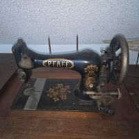 Antike Pfaff Nähmaschine mit Fusspedal Tisch