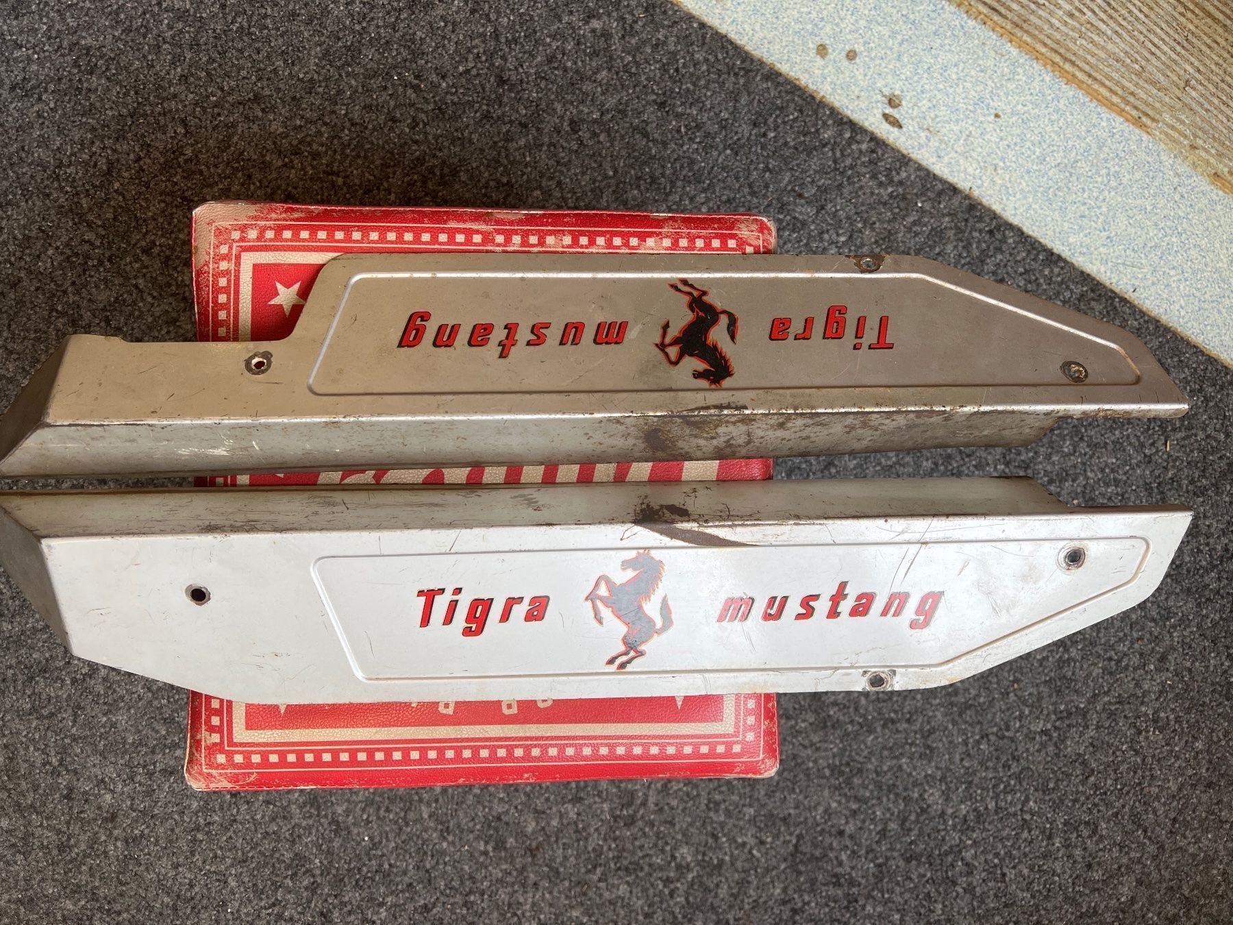 Parti ricambio per ciclomotori: Tigra Mustang Seitenverschalungen – Usato da Buchs ZH venduto da phintage