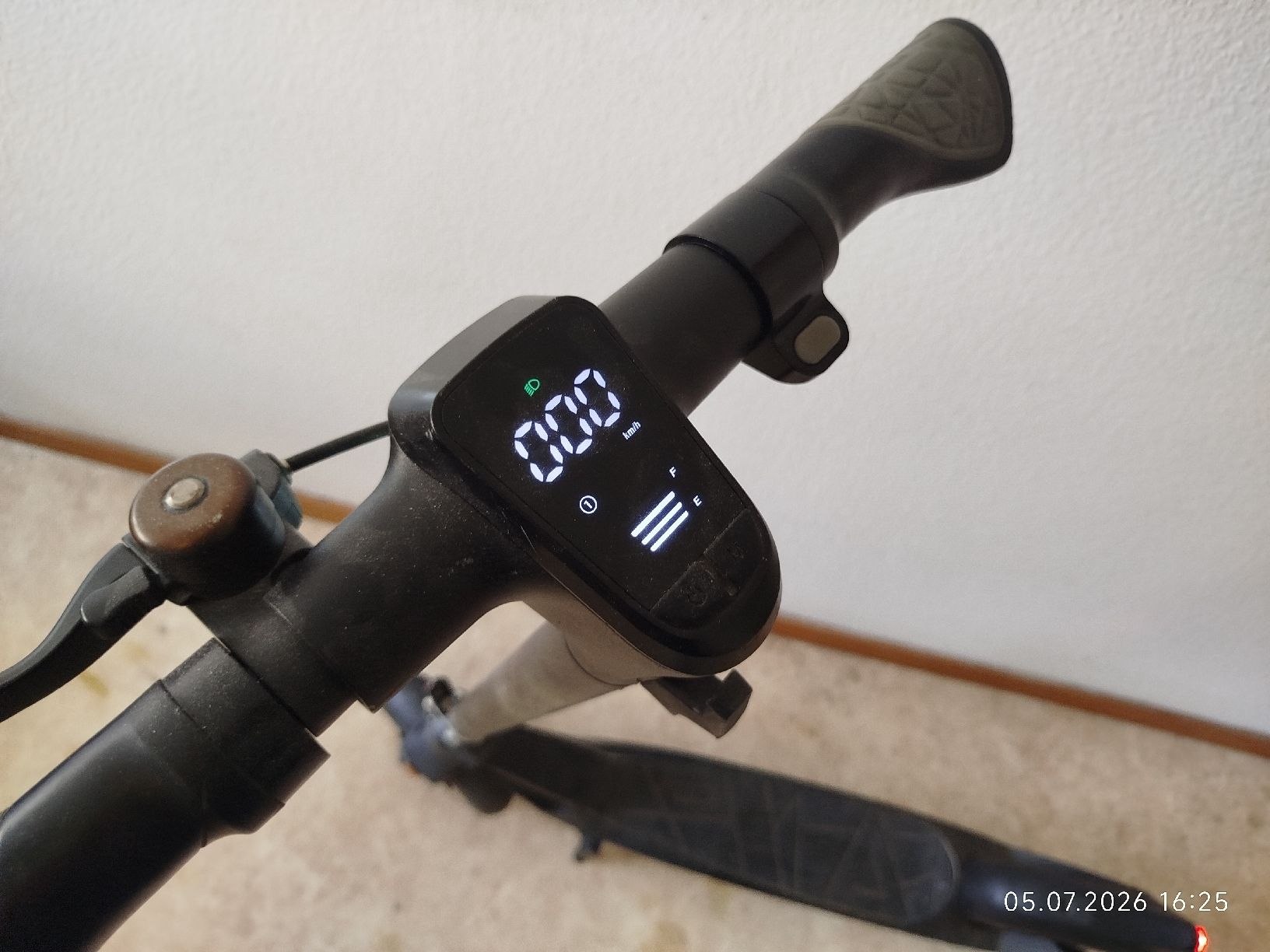 Scooter: Electric Scooter VMAX VX1 with Charger – Usato da Zürich venduto da etronicspy 1