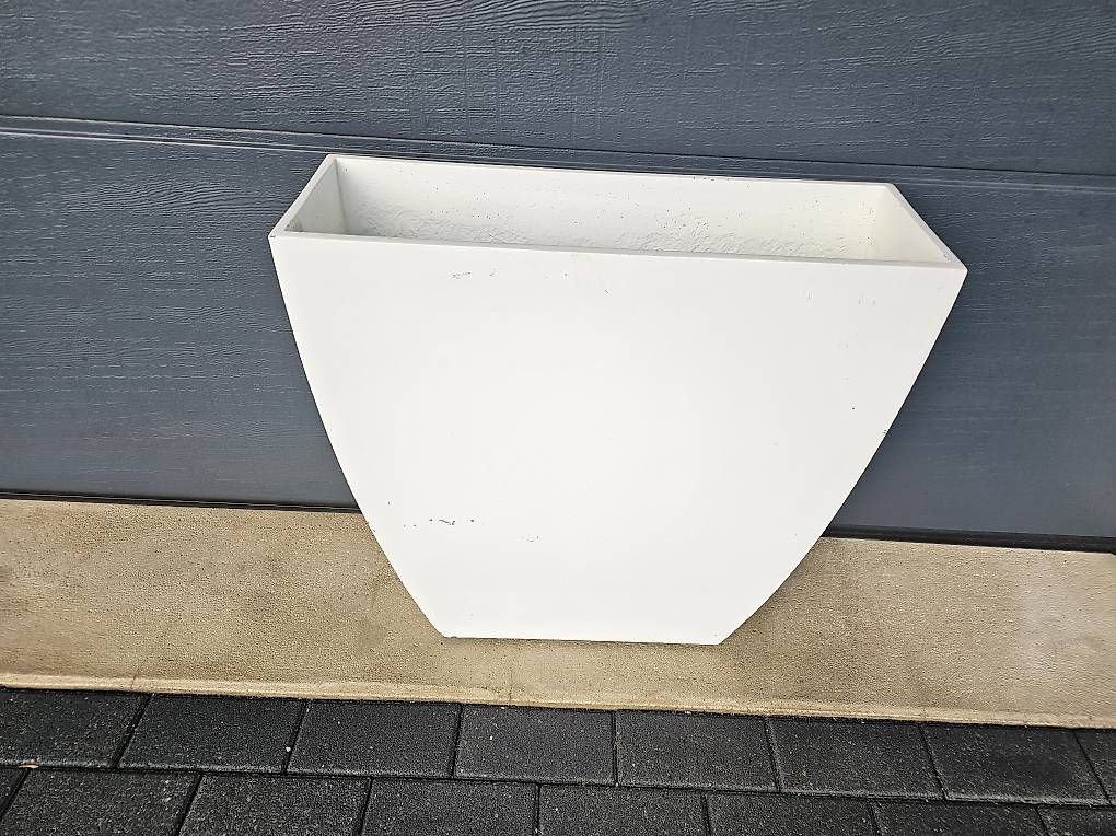 Blumentöpfe: grosser Pflanztopf, Blumenkübel in weiss – Gebraucht aus Benken SG von trix87