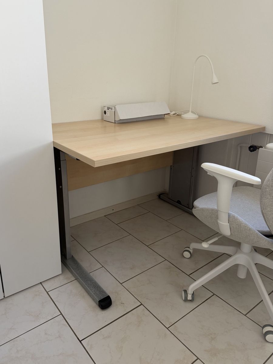 Schreibtische: Schreibtisch 120x 80cm – Gebraucht aus Baar von nad_z2js