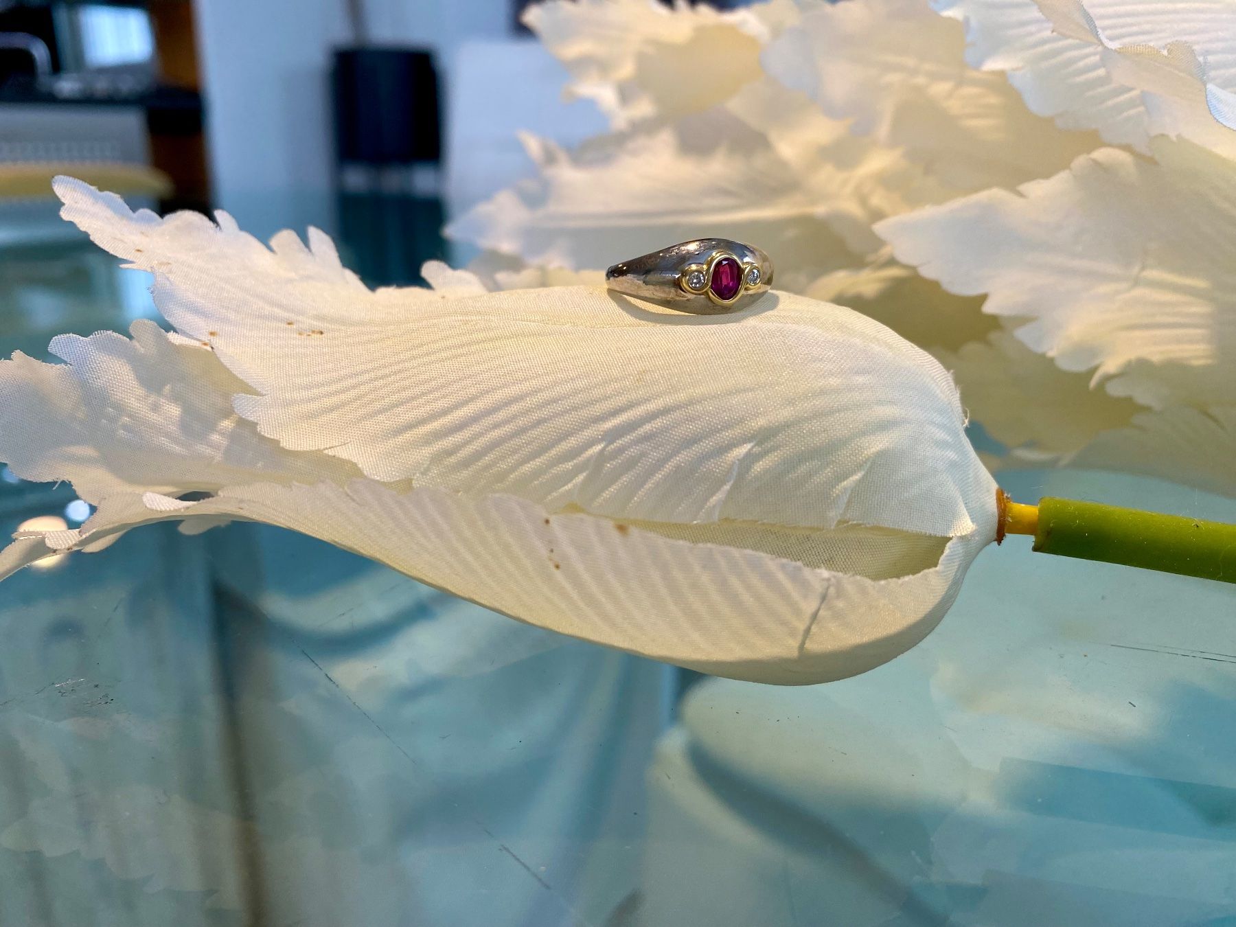 Bagues: WEISSGOLD-RING MIT RUBIN UND DIAMANTEN – D'occasion à Eschenbach SG par Lady020