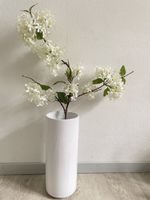 Zeitlose Eleganz: Weisse Vase mit dekorativem Kunstblumen-Zw