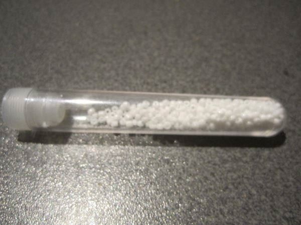 Perles (synthétiques): Döschen mit Perlen weiss, klein – D'occasion à Zürich par Motzkuh
