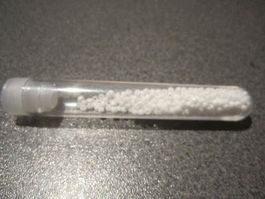 Döschen mit Perlen weiss, klein