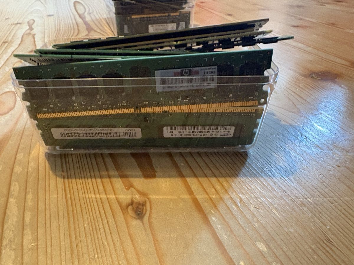 Componenti elettronici: RAM DDR lot – Usato da Les Bois venduto da StockSecure 3