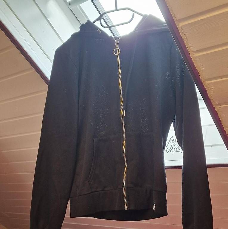Maglioni & Felpe: Schwarzer zip hoodie  – Usato da Riehen venduto da Joloe