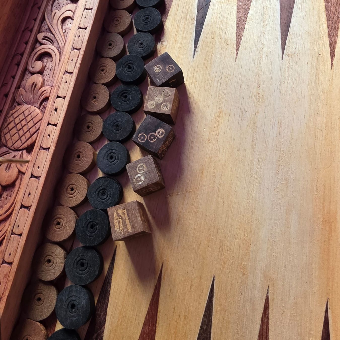 Giochi: Schönes Schachbrett aus Holz, handgeschnitzt & Backgammon – Nuovo (secondo la descrizione) da Rheinsulz venduto da Dred 7
