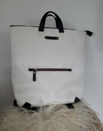 Weisser, robuster Rucksack 7clouds, perfekt für den Sommer