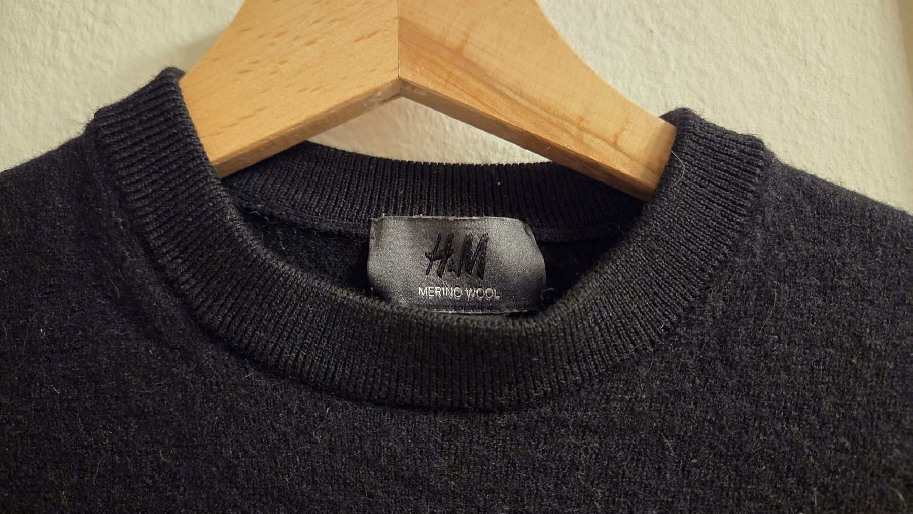 H&M Maglioni & Felpe: Schwarzer Pullover aus Merinowolle, Grösse XS – Usato da Dättwil AG venduto da Mafalda007 3