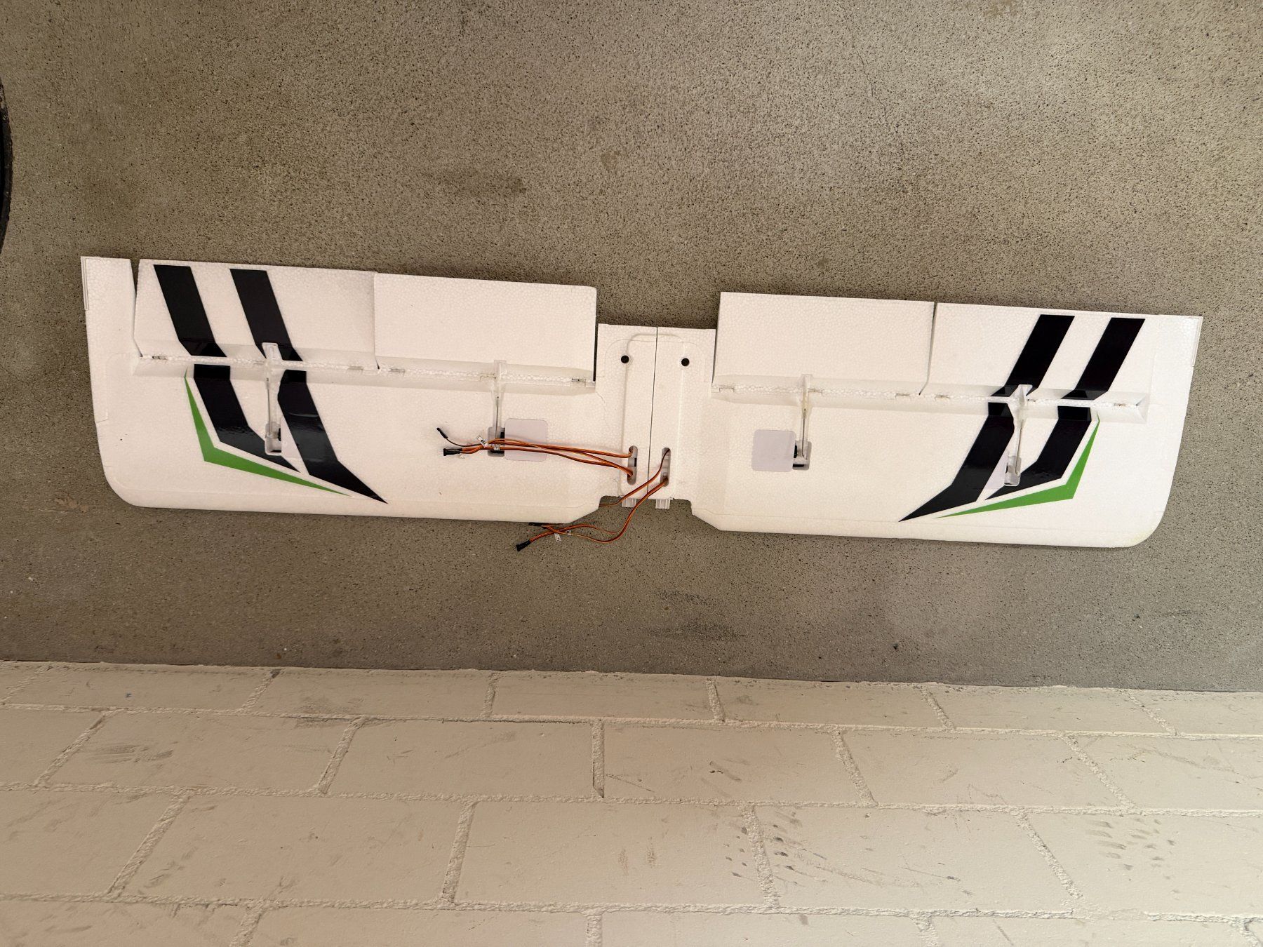 E-Flite Modellismo RC: E-Flite FLIEGER TIMBER X 1200mm – Difettoso da hünenberg See venduto da Dpch 7