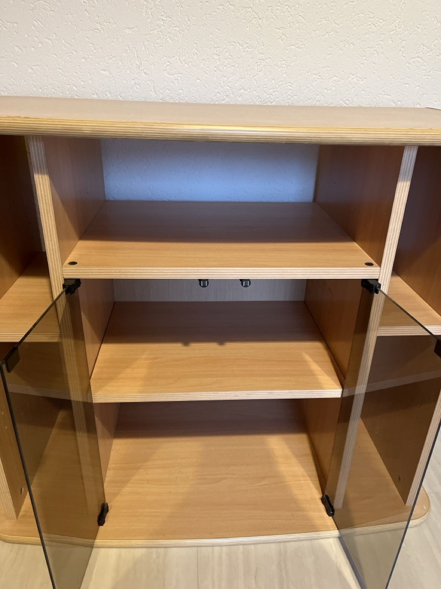 Mobili TV: Fernsehmöbel aus hellem Holz, mit Glastüren – Usato da Tenniken venduto da Bombadil8 1