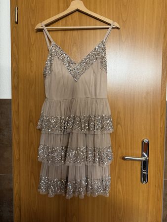 Kleid mit Pailletten und Rüschen Grösse S neuwertig