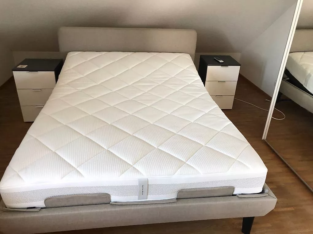 Letti: Bett mit elektronischem Lattenrost – Usato da Volketswil venduto da Ahot