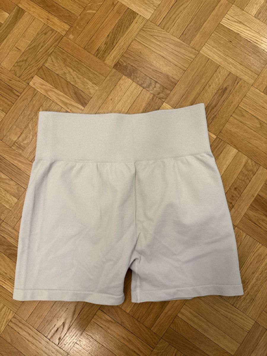 H&M Leggings: H&M Move shorts size M – Nuovo (secondo la descrizione) da Genève venduto da hai_2rp8 1