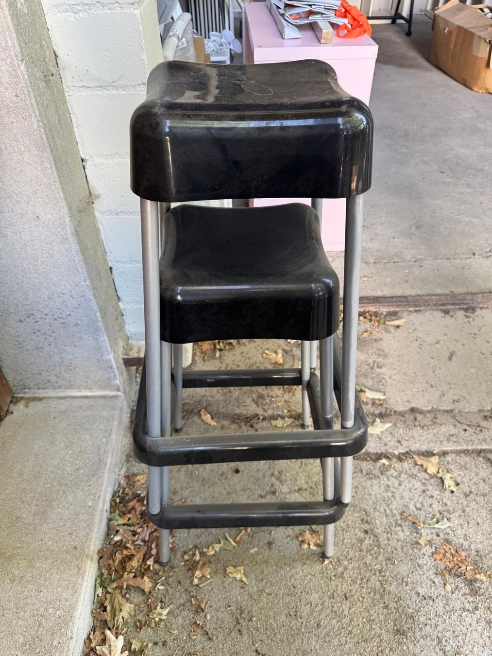 Hocker: Hocker Schwarz 2stck. – Gebraucht aus Utzenstorf von M.Kaesermann 1