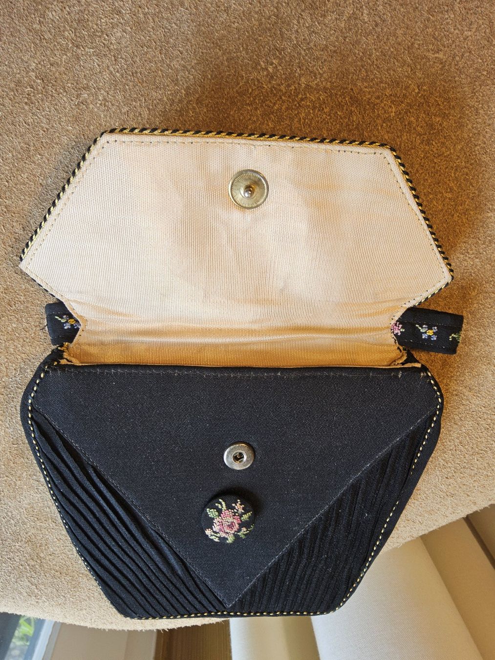 Taschen für Damen: Antikes handbesticktes Abendtäschchen ca 1930 – Gebraucht aus Zürich von Aleick 5
