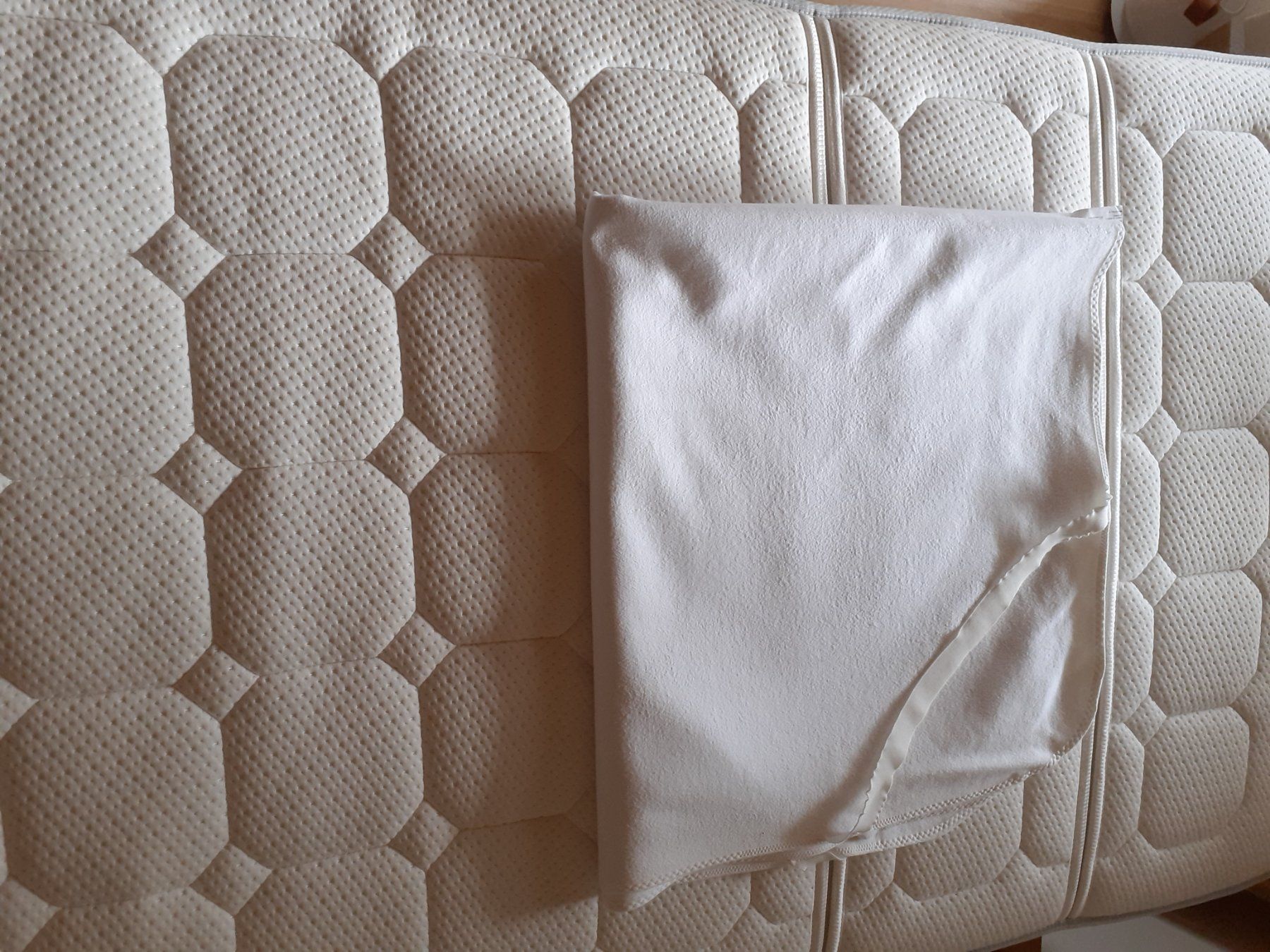 Livique Lits: Neuwertiges Einzelbett Holz mit Comfortmatratze – D'occasion à Valens par kob_9ycf 9