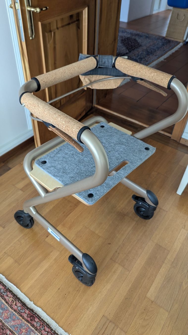 Aides à la marche: Rollator mit Sitzmöglichkeit – Neuf (Voir description) à Schwyz par baze