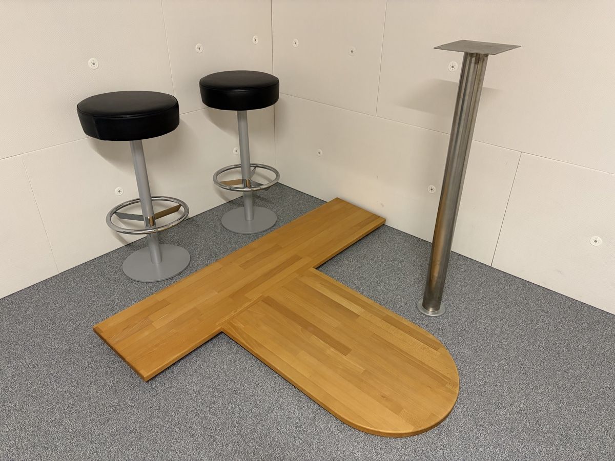 Allestimento di negozi e stand fieristici: Holzbar mit Barhocker – Usato da Russikon venduto da ninscha