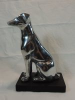 Dekorative Hundefigur Metall poliert, auf Holz Sockel