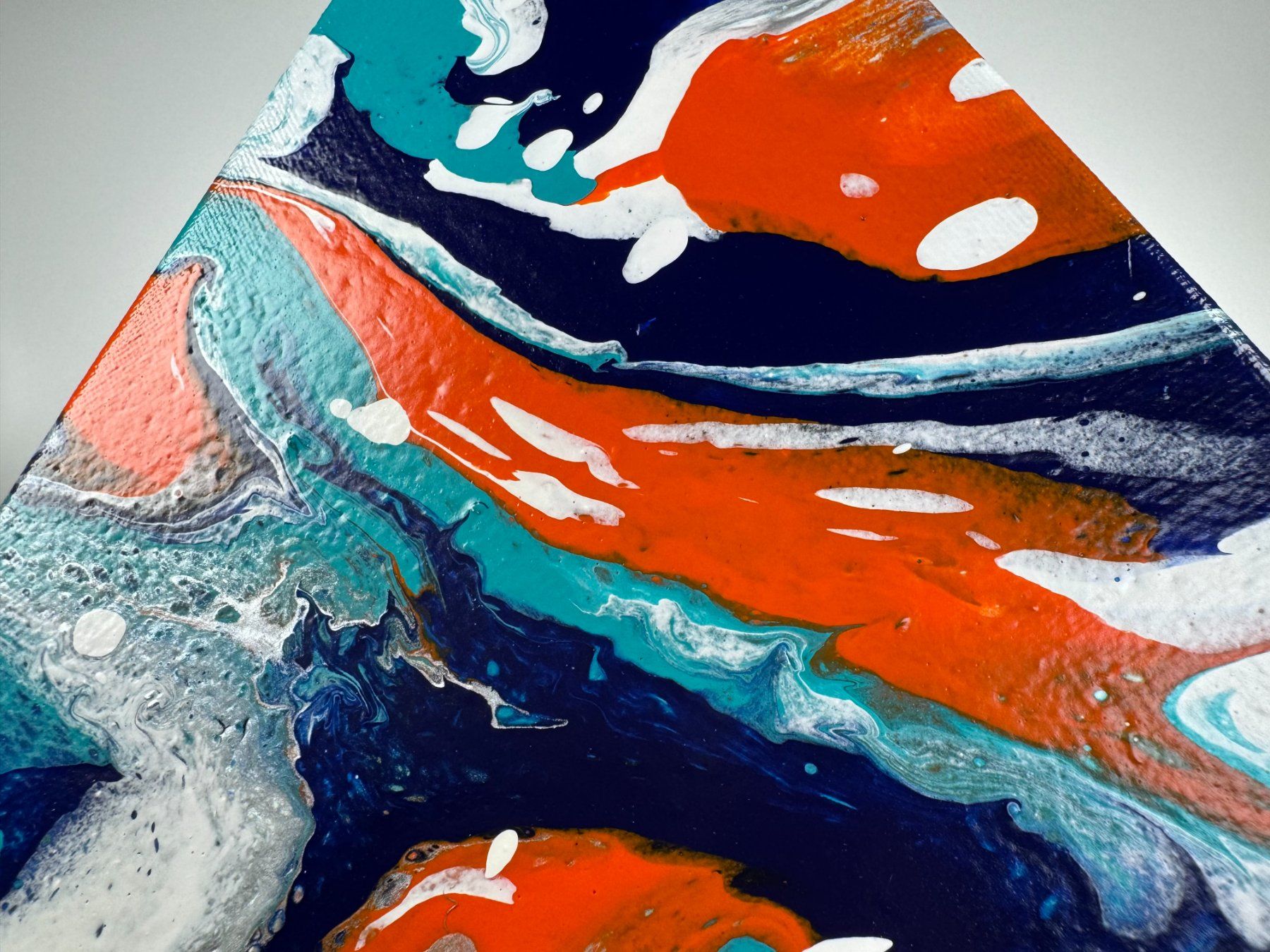 Gemälde: Acryl-Flüssigmalerei, Dreieck – Gebraucht aus Schlieren von MayaSheng1983 1
