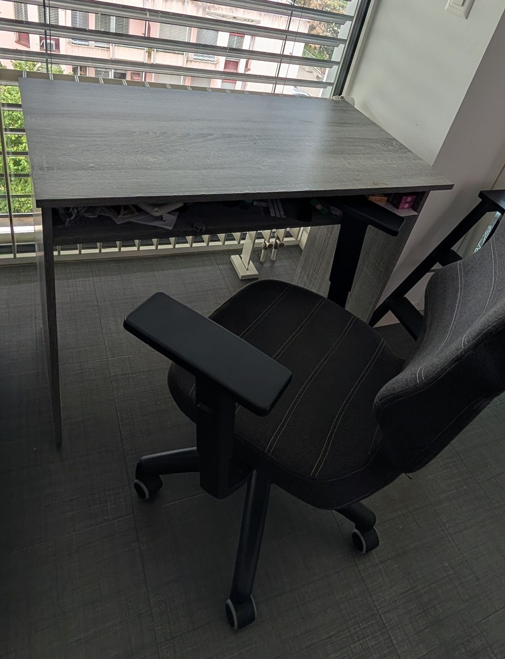 Scrivanie: Grey desk + ergonomic office chair  – Usato da Meyrin venduto da att_mgj5 2