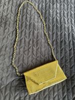 Elegante goldene Clutch mit Kroko-Optik und Kette 
