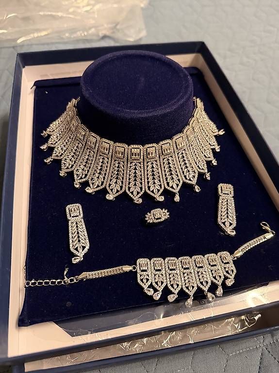 Altri gioielli: Elegantes Schmuckset – Neu – Nuovo e nell'imballaggio originale da Glattbrugg venduto da mir_vx2c